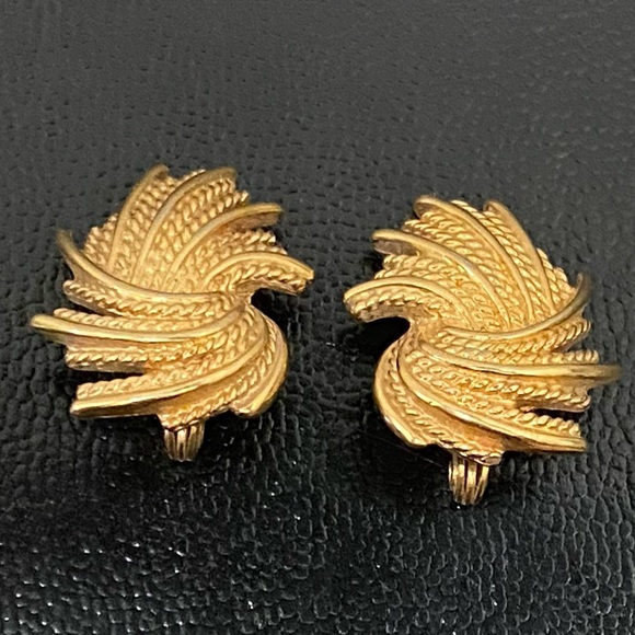 Vintage MONET Signed Gold-tone Wheat Spray Rope Feather Clip On Earrings - Picture 6 of 14